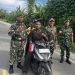 Kodim 1808/Mansel Bagi-bagi Bendera Merah Putih kepada Pengendara Kendaraan Bermotor