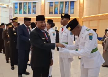 Dominggus Mandacan Kukuhkan Paskibraka Papua Barat