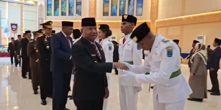 Dominggus Mandacan Kukuhkan Paskibraka Papua Barat