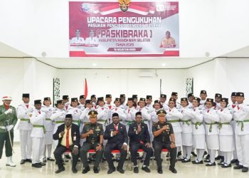 Bupati Bernard Kukuhkan Paskibraka Kabupaten Mansel