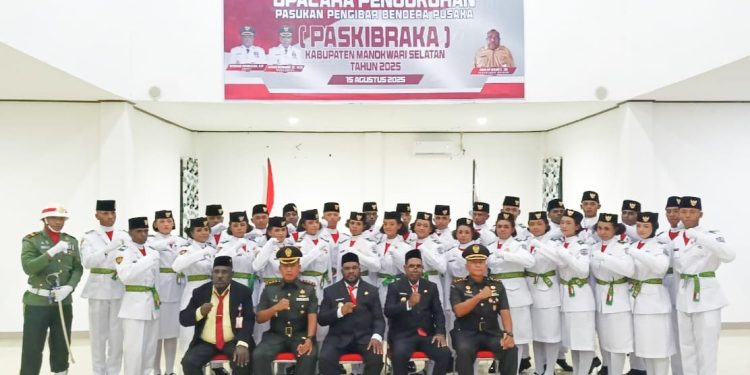 Bupati Bernard Kukuhkan Paskibraka Kabupaten Mansel