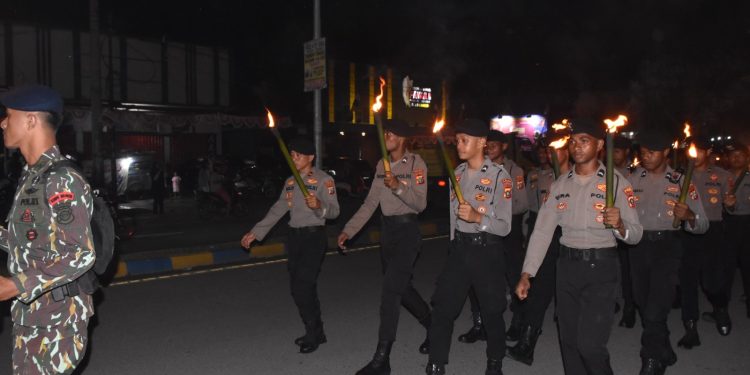 Polda Papua Barat Ikuti Upacara Taptu dan Pawai Obor Peringatan HUT ke-80 Kemerdekaan RI