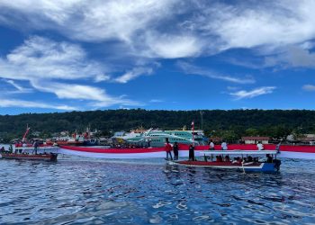 Sinergitas Polri dan Masyarakat: Pembentangan Bendera Merah Putih Raksasa di Laut Teluk Doreri dan Teluk Sawaibu Manokwari