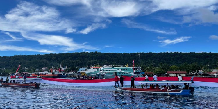Sinergitas Polri dan Masyarakat: Pembentangan Bendera Merah Putih Raksasa di Laut Teluk Doreri dan Teluk Sawaibu Manokwari