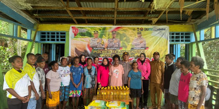 Polres Teluk Bintuni Dukung Program Presiden, Gelar Gerakan Pangan Murah di Kampung Yaru