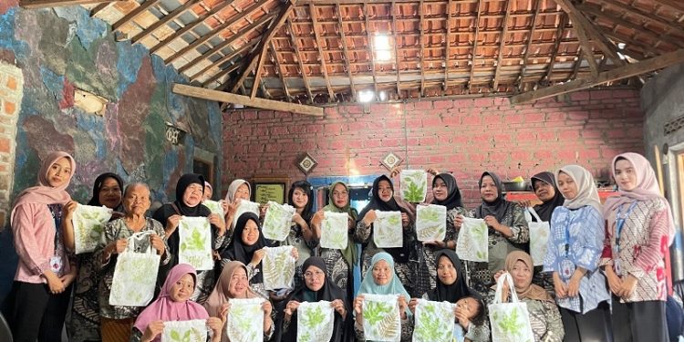 Mahasiswa KKN UNISRI Adakan Pelatihan Ecoprint bagi Ibu PKK Desa Kranggan Dorong Kreativitas dan Tambahan Penghasilan Keluarga