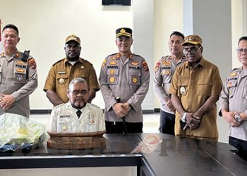 Polres Mansel Beri Hadiah Patung Ukiran Wajah Bernard Mandacan Kenakan Dinas PDU