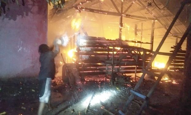 Satu Rumah di Malaumkarta Ludes Dilalap Si Jago Merah, Kerugian Capai Puluhan Juta