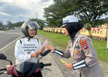 Polwan Ditlantas Polda Papua Bagikan Bingkisan kepada Pengguna Jalan