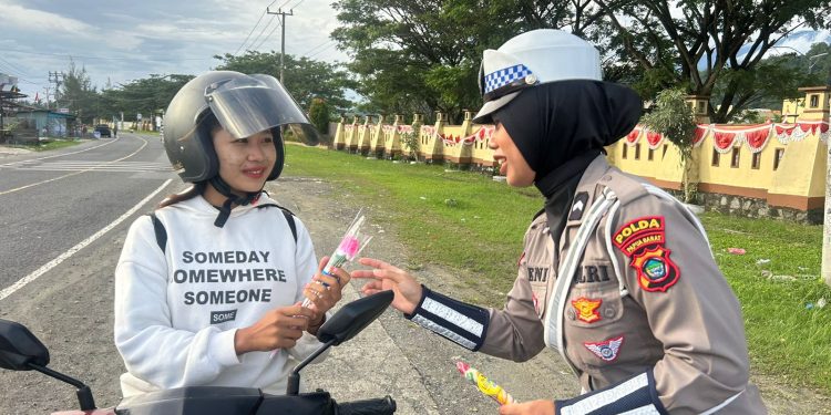 Polwan Ditlantas Polda Papua Bagikan Bingkisan kepada Pengguna Jalan