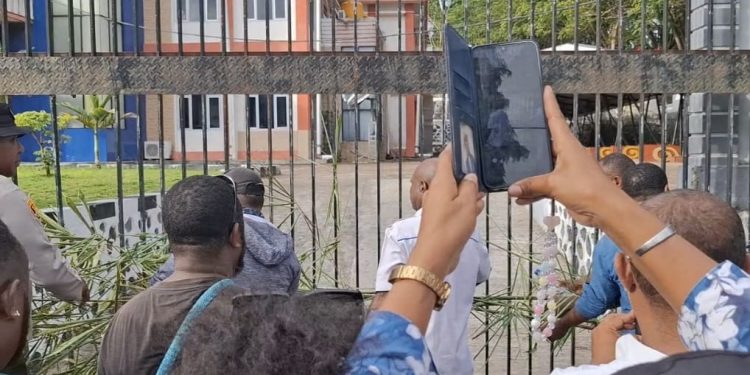 Pembukaan Palang di Kantor BKD Papua Barat Ditandai Penyembelihan 1 Ekor Babi sebagai Tumbal