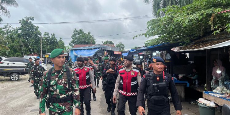 Personel Polda Papua Barat Gelar Patroli Skala Besar di Pasar Sanggeng
