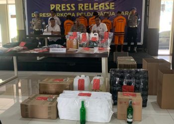 Polisi Bongkar Produksi Miras Palsu Jenis API dan Vodka di Manokwari