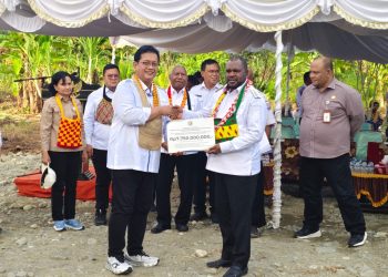 Bangun Sarpras Pemukiman, Wamen Transmigrasi Serahkan Rp 7,7 Miliar untuk Mansel