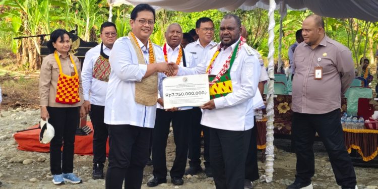 Bangun Sarpras Pemukiman, Wamen Transmigrasi Serahkan Rp 7,7 Miliar untuk Mansel