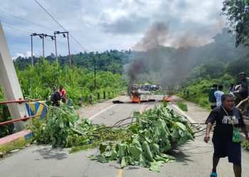 Tak Puas Atas Hasil Seleksi IPDN, Warga Mansel Palang Jalan Trans Papua Barat