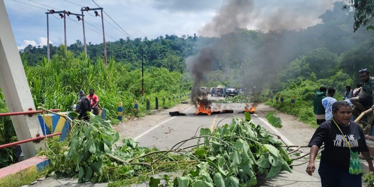 Tak Puas Atas Hasil Seleksi IPDN, Warga Mansel Palang Jalan Trans Papua Barat