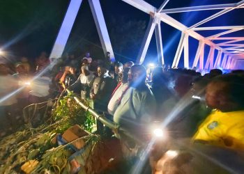 Setelah Warga Bernegosiasi dengan Bupati Mansel  Akhirnya Palang Dibuka