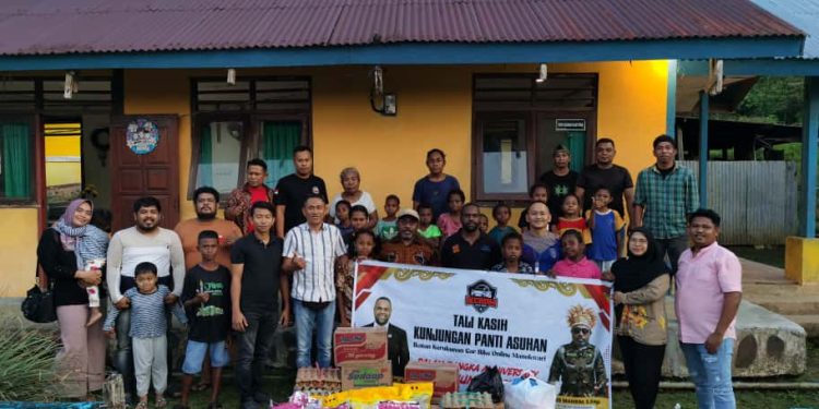 IKCBOM Bersama Lamek Dowansiba Salurkan Tali Kasih di Pantai Asuhan Fajar Timur Pantura