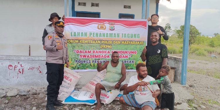 Kapolres Pegunungan Arfak Melaksanakan Giat Pendistribusian Pupuk Kepada Kelompok Tani