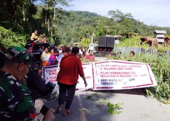 Tolak Penertiban Tambang Emas dan Kehadiran Yan Mandenas, Warga Blokade Jembatan Wariori