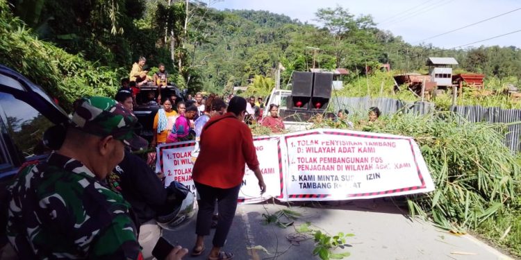 Tolak Penertiban Tambang Emas dan Kehadiran Yan Mandenas, Warga Blokade Jembatan Wariori