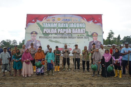 Perkuat Ketahanan Pangan, Polda Papua Barat Gelar Penanaman Jagung di Lahan Kelompok Tani Margo Mulyo