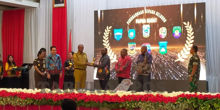 Terima Kasuari Award 2025, Pemkab Kaimana Bakal Tingkatkan Data Penduduk Dalam Program JKN