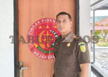 Jaksa sedang Meneliti Berkas Perkara Pencurian di Toko Emas Sinar Logam