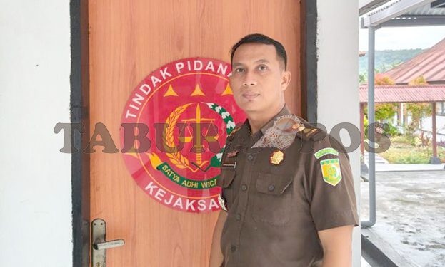Jaksa sedang Meneliti Berkas Perkara Pencurian di Toko Emas Sinar Logam