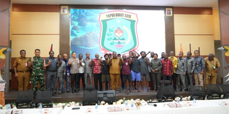 Tuntut Kursi Ketua DPR Kota Sorong, Forum Gerakan Peduli Papua Gelar Demo Damai di Depan Gedung Dewan