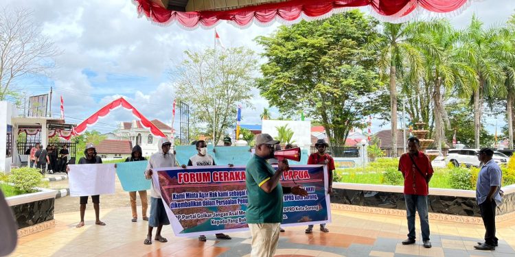 Tuntut Kursi Ketua DPR Kota Sorong, Forum Gerakan Peduli Papua Gelar Demo Damai di Depan Gedung Dewan