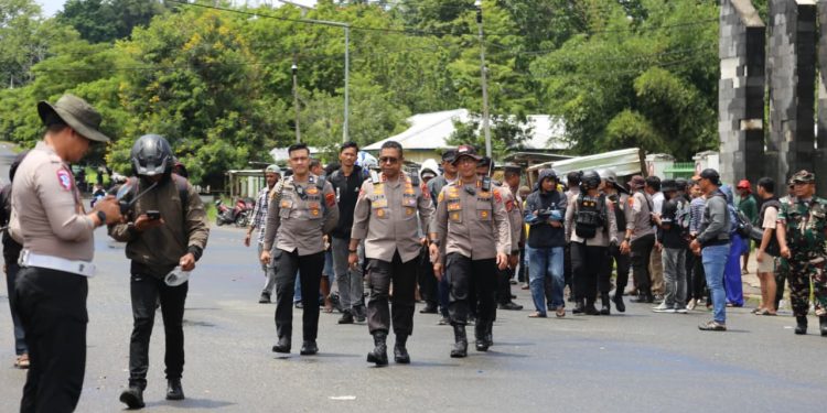 Kapolda Papua Barat Turun Langsung Temui Massa Aksi Unjuk Rasa di Manokwari