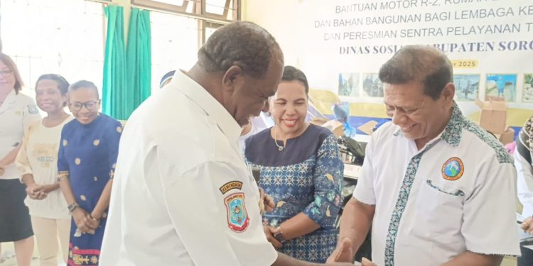 Di Tengah Tantangan Anggaran, Pemkab Sorong Wujudkan Bantuan Nyata untuk Warga