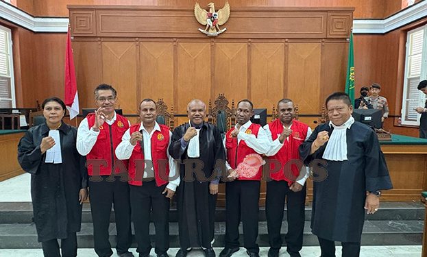 Demonstrasi Damai Mahasiswa Papua Warnai Sidang 4 Terdakwa di Makassar