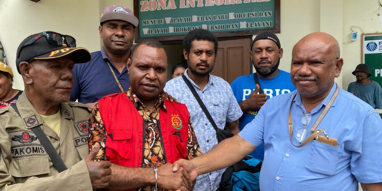 Tidak Ada Bukti, Yan Warinussy Minta Terdakwa ZT Dibebaskan