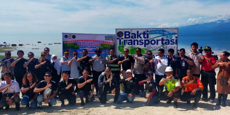 BLU UPBU Kelas II Rendani dan Mitra Tanam Bibit Pohon Mangrove