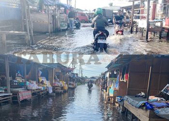 Air Setinggi Betis Orang Dewasa Genangi Jalan Pasar Wosi
