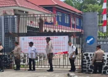 AHN dan Forum Honorer 1002 ‘Segel’ Kantor BKD Papua Barat