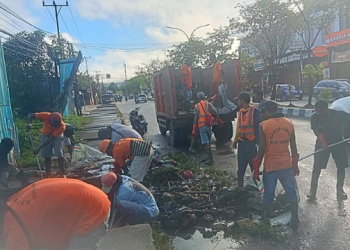 Rawan Banjir, Pasukan Orange Bersihkan Selokan di Jalan Sungai Maruni Kota Sorong