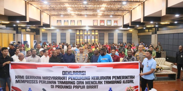 Polda Papua Barat Kawal Deklarasi Bersama Penertiban PETI di Distrik Wasirawi