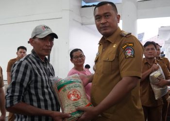 Bupati Toba Bangun Komunikasi Dua Arah Sembari Salurkan Benih Padi
