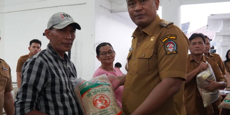 Bupati Toba Bangun Komunikasi Dua Arah Sembari Salurkan Benih Padi