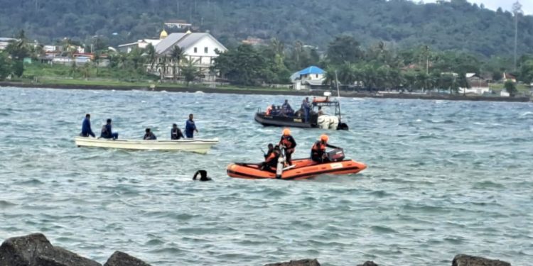 Pencarian Siswa SMP yang Tenggelam di Teluk Sawaibu Terkendala Cuaca Buruk