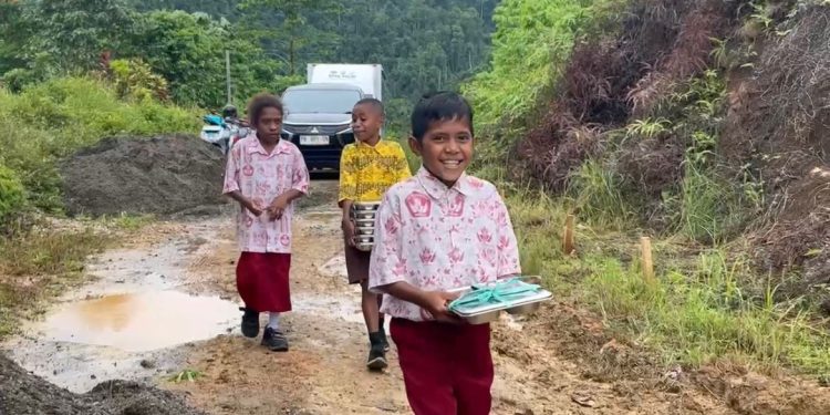 Program Makan Bergizi Gratis Tahap Ketiga Disalurkan, Semangat Belajar Siswa SD Negeri 85 Wasay Meningkat