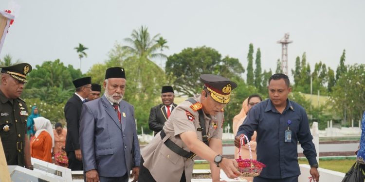 Wakapolda Papua Barat Hadiri Ziarah Makam, Peringati HUT ke-26 Provinsi Papua Barat