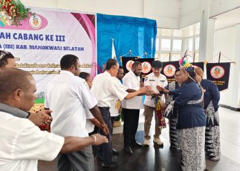 Buka Muscab III IBI, Bupati Bernard Minta Bidan Bangkitkan Semangat Melayani