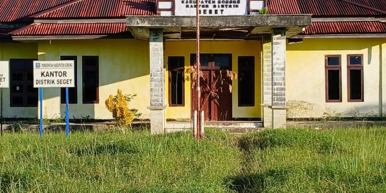 Kantor Distrik Seget Dipalang Warga, Aktivitas Pemerintahan Lumpuh