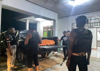 Satgas Ops Damai Cartenz Beserta Polres Yahukimo Evakuasi Korban Penganiayaan OTK di Yahukimo