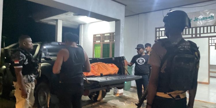 Satgas Ops Damai Cartenz Beserta Polres Yahukimo Evakuasi Korban Penganiayaan OTK di Yahukimo